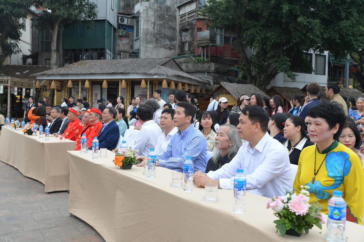 Các đại biểu tham dự lễ khai mạc&nbsp;chương trình “Dòng chảy bản sắc - Hành trình sáng tạo năm 2026”.