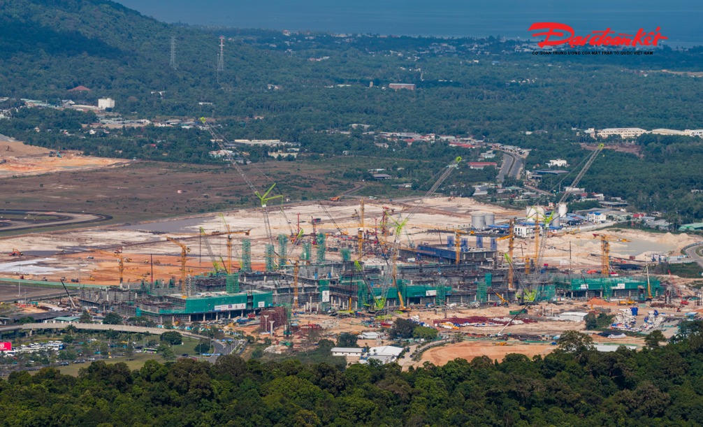 Đại công trường thi công Nhà ga hành khách quốc tế T2 – Cảng hàng không quốc tế Phú Quốc đang được triển khai khẩn trương với quy mô lớn, hướng tới mục tiêu hoàn thành đồng bộ theo tiêu chuẩn hiện đại quốc tế.