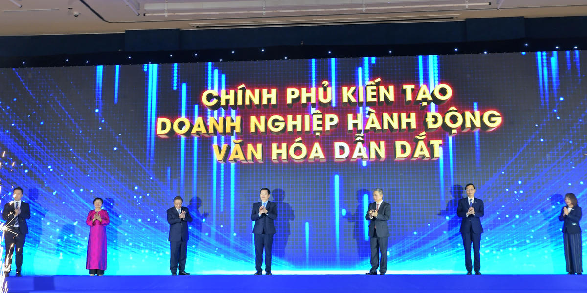 Phó Thủ tướng Mai Văn Chính&nbsp;cùng các đại biểu thực hiện nghi thức phát động và cam kết thực thi Bộ giá trị Văn hoá kinh doanh Việt Nam.