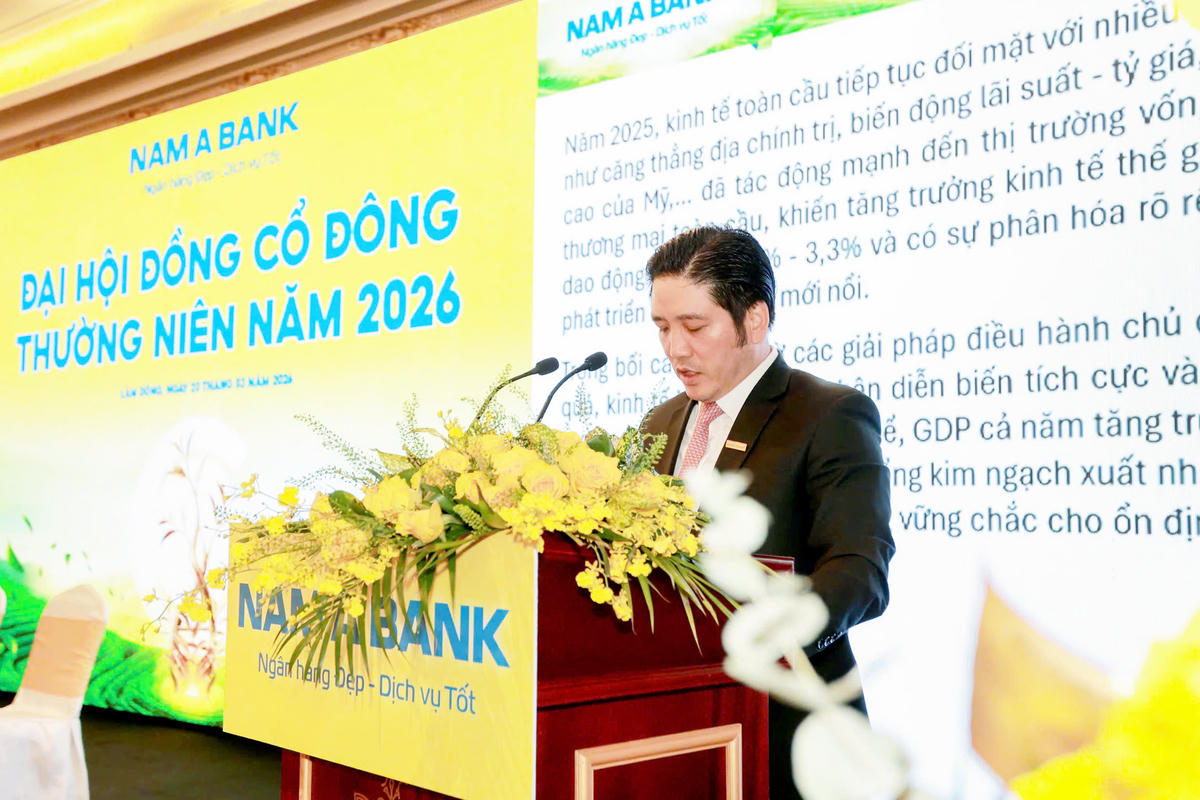 Ông Trần Khải Hoàn, Thành viên HĐQT kiêm Quyền Tổng giám đốc Nam A Bank phát biểu tại Đại hội.
