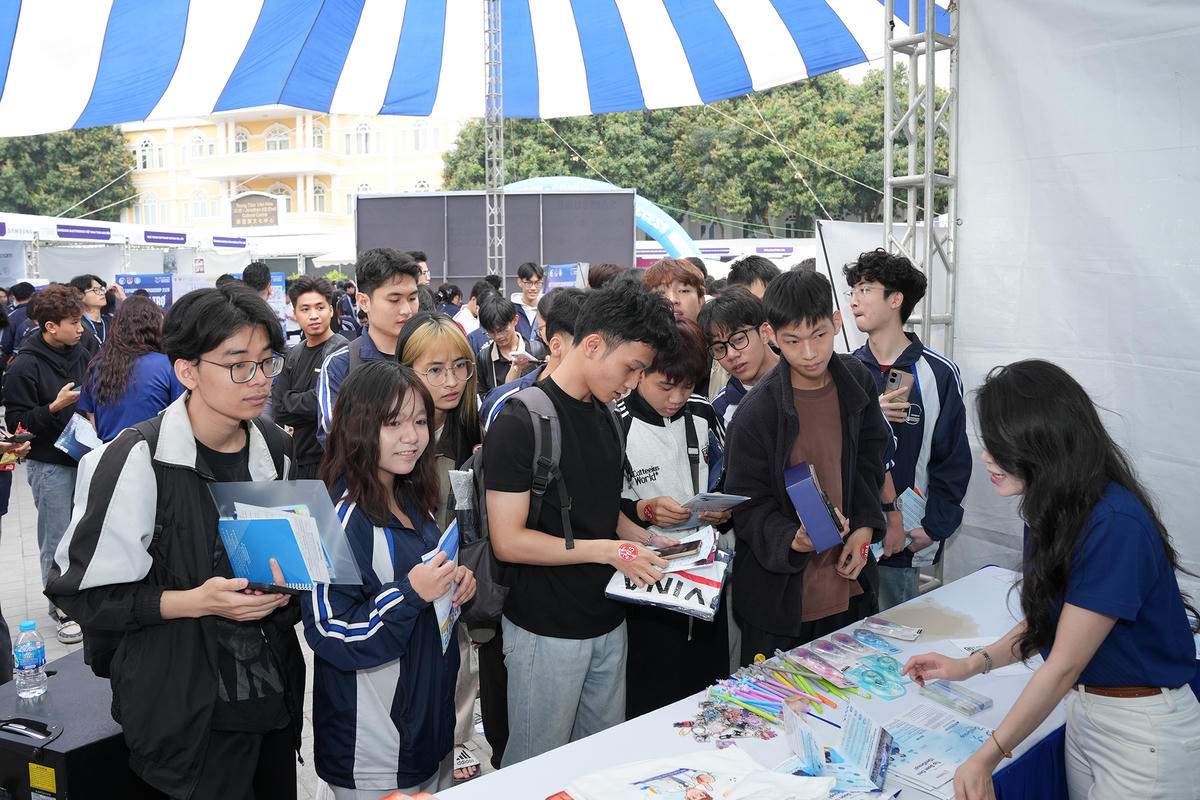 Sinh viên tìm hiểu cơ hội việc làm tại sự kiện.