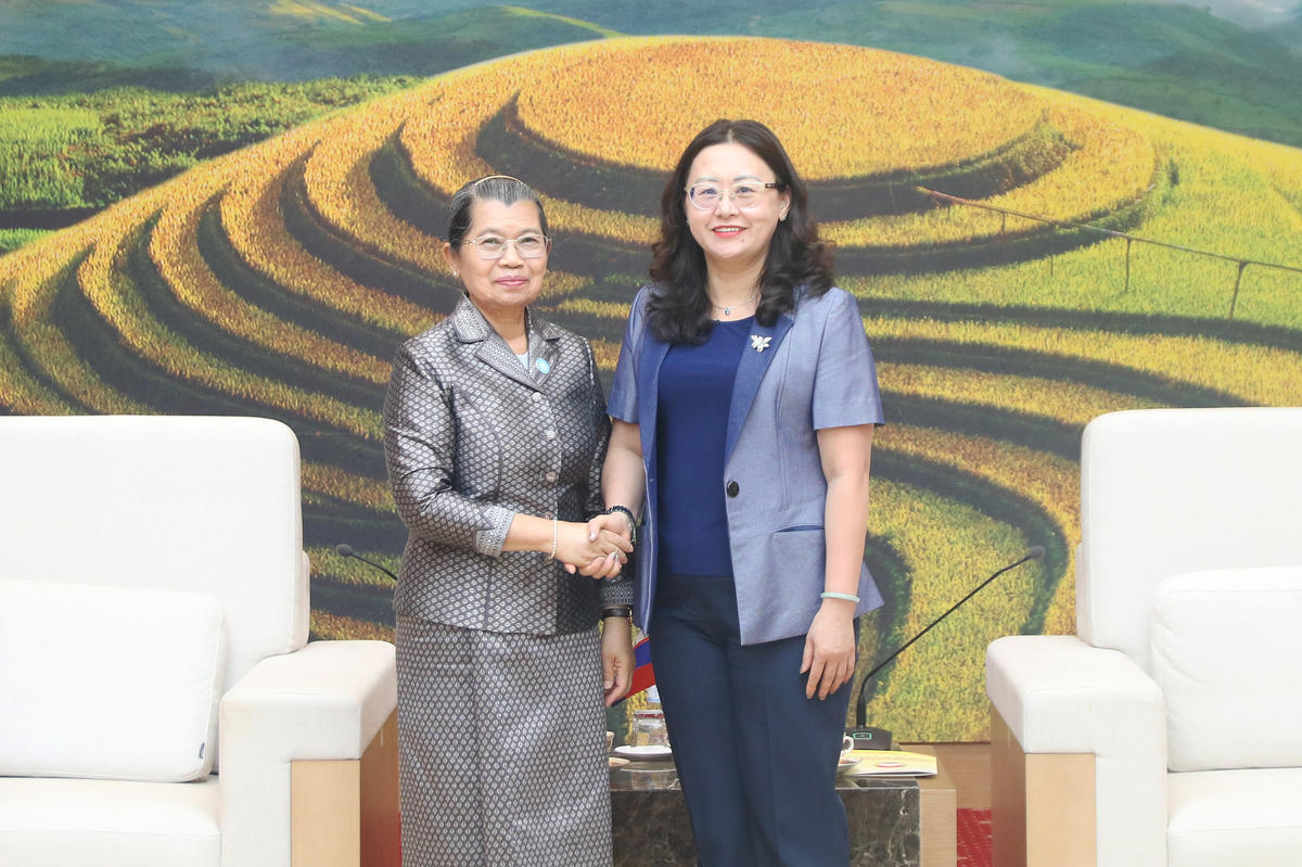 Bà Giàng Thị Dung - Phó Bí thư Tỉnh ủy, Chủ tịch Ủy ban MTTQ Việt Nam tỉnh Lào Cai và&nbsp;bà Men Sam An - Phó Chủ tịch Đảng Nhân dân Campuchia, Chủ tịch Hội đồng Quốc gia Mặt trận Đoàn kết Phát triển Tổ quốc Campuchia, Chủ tịch Hội Hữu nghị Campuchia - Việt Nam.