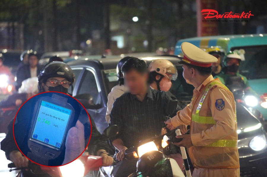 Khoảng 20h31, anh N.T.V (sinh năm 1979, trú tại Hà Nội) bị phát hiện điều khiển xe mô tô với mức vi phạm 0,746 mg/lít khí thở. Làm việc với lực lượng chức năng, người này thừa nhận vừa sử dụng rượu bia trước khi điều khiển phương tiện.