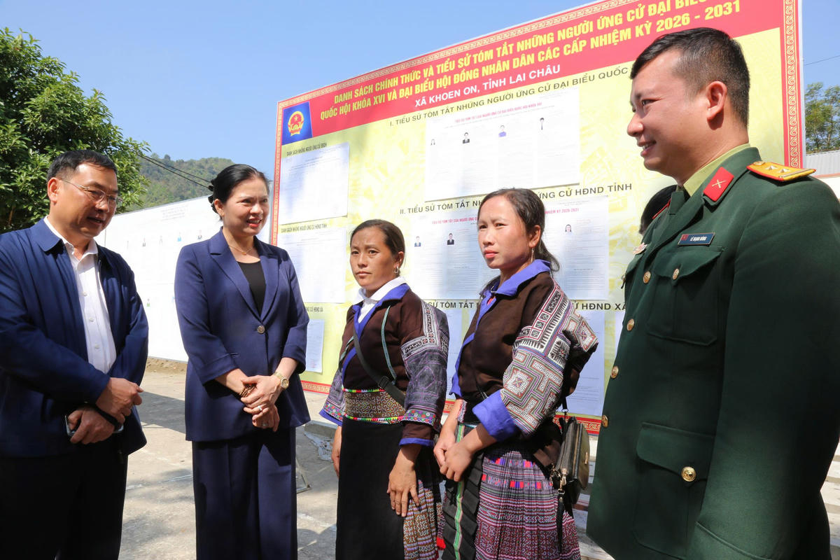 Phó Chủ tịch - Tổng Thư ký Ủy ban Trung ương MTTQ Việt Nam Hà Thị Nga trò chuyện với cử tri xã Khoen On, tỉnh Lai Châu. Ảnh: Hoàng Đức