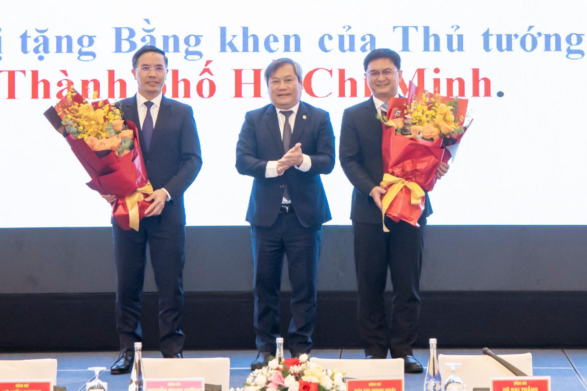 Chủ tịch UBND thành phố Hà Nội Vũ Đại Thắng tặng hoa chúc mừng Cụm trưởng, Cụm phó Cụm Thi đua 6 thành phố trực thuộc Trung ương. Ảnh: Quang Vinh