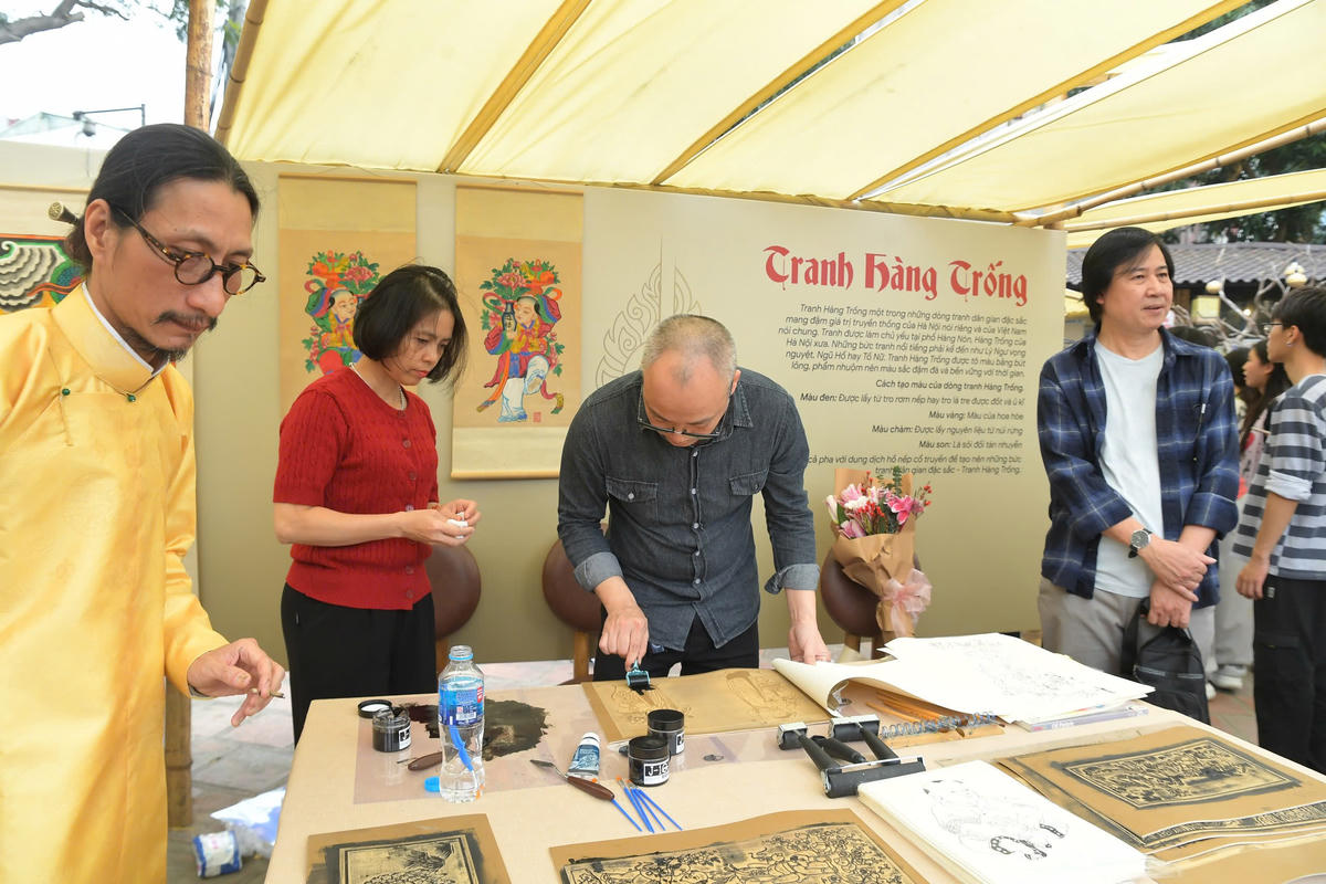 Người dân trải nghiệm làm tranh Hàng Trống.