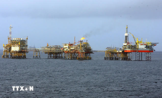 Một giàn khoan của Vietsovpetro tại mỏ Bạch Hổ. (Ảnh: Huy Hùng/TTXVN).