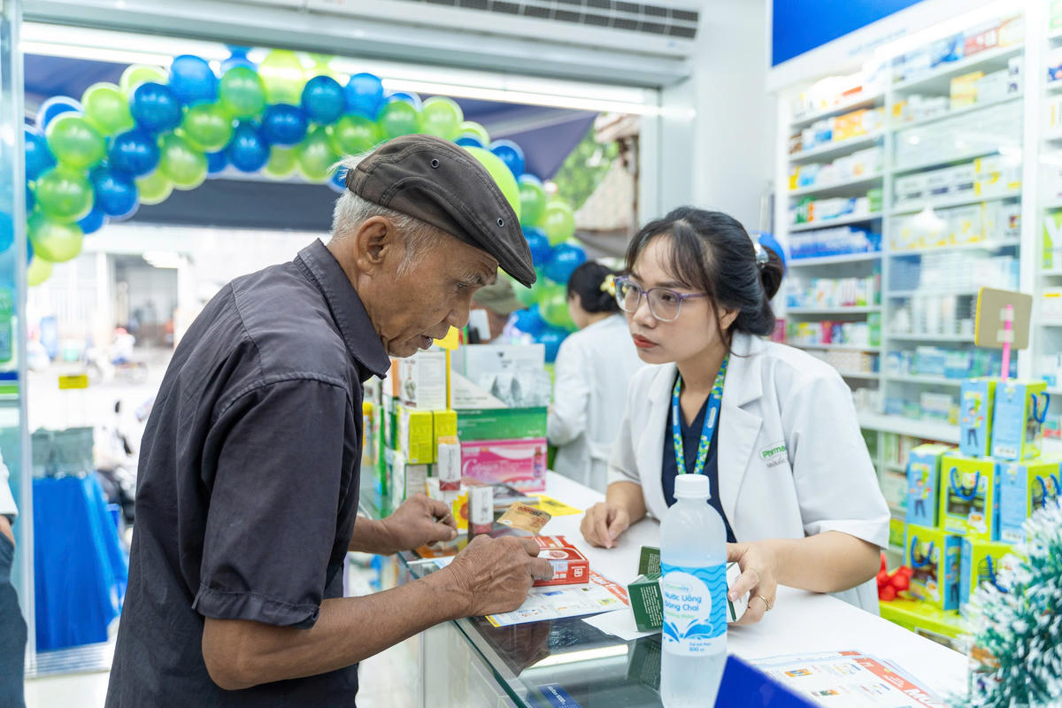 Người dân mua thuốc tại các nhà thuốc Pharmacity.