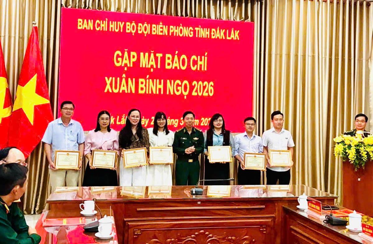 Đại tá Đỗ Quang Thấm, Phó Chính ủy Bộ Chỉ huy Quân sự tỉnh, Chính ủy Ban Chỉ huy Bộ đội Biên phòng tỉnh trao giấy khen cho các cá nhân. Ảnh:TN.