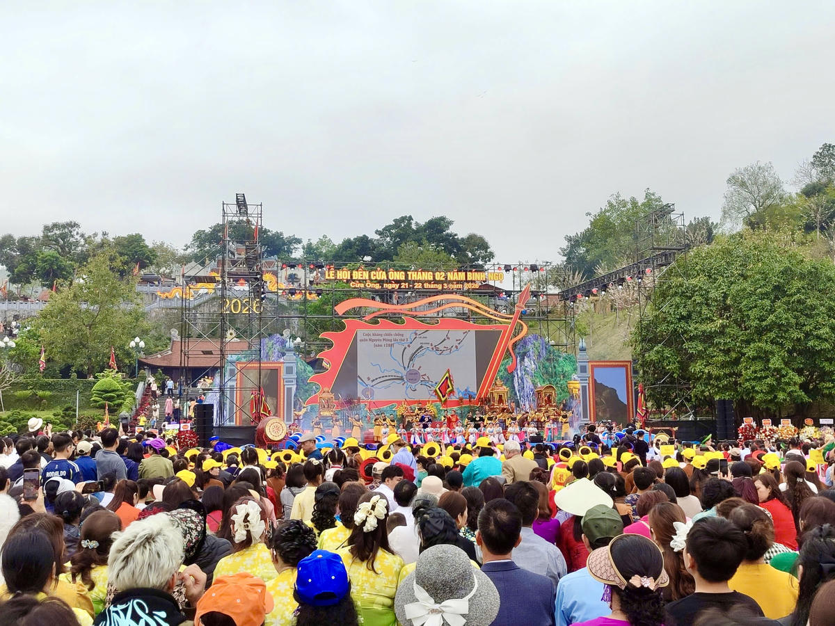 Đông đảo nhân dân và du khách về dự lễ khai hội đền Cửa Ông Xuân Bính Ngọ 2026.