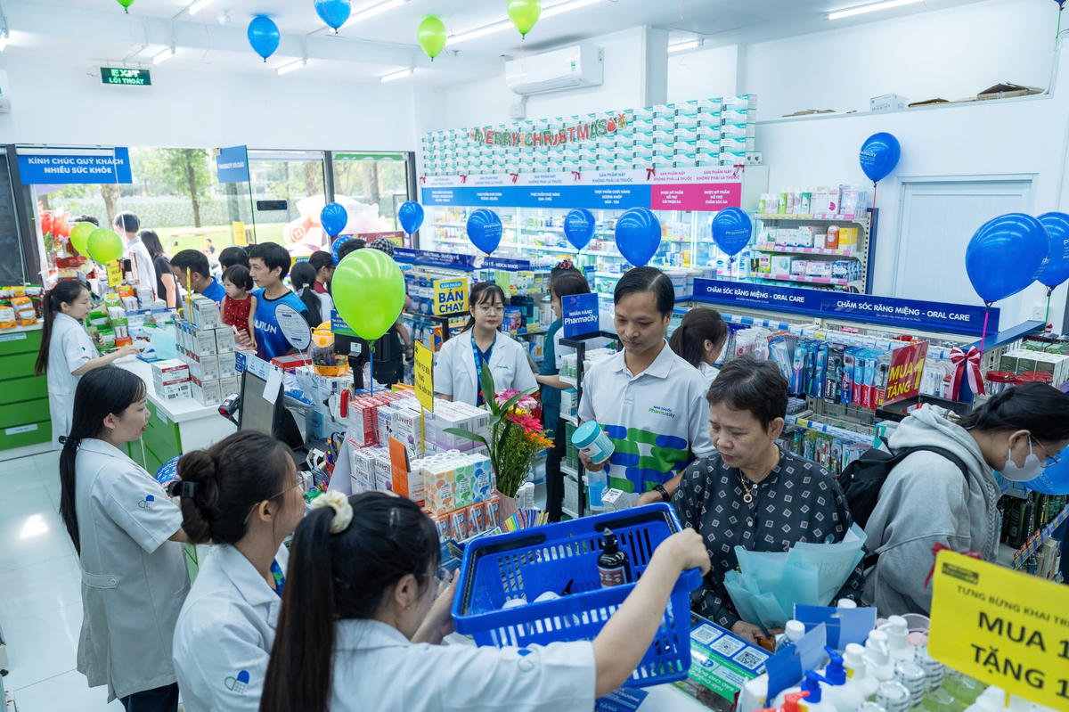 &nbsp;Người dân mua thuốc tại các nhà thuốc Pharmacity.