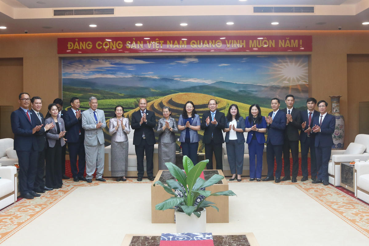 Phó Chủ tịch UBTƯ MTTQ Việt Nam Hoàng Công Thủy và bà Men Sam An chụp ảnh lưu niệm cùng các đại biểu tham dự buổi tiếp đoàn.