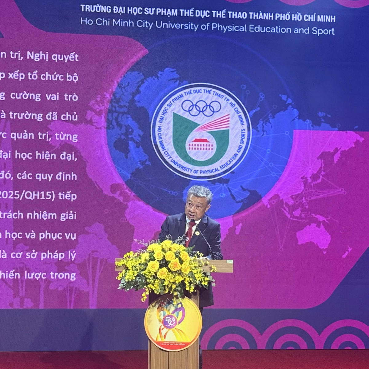 PGS.TS Châu Vĩnh Huy, Bí thư Đảng ủy, Hiệu trưởng&nbsp;Trường Đại học Sư phạm Thể dục Thể thao TP HCM phát biểu tại buổi lễ. Ảnh: V.Phong