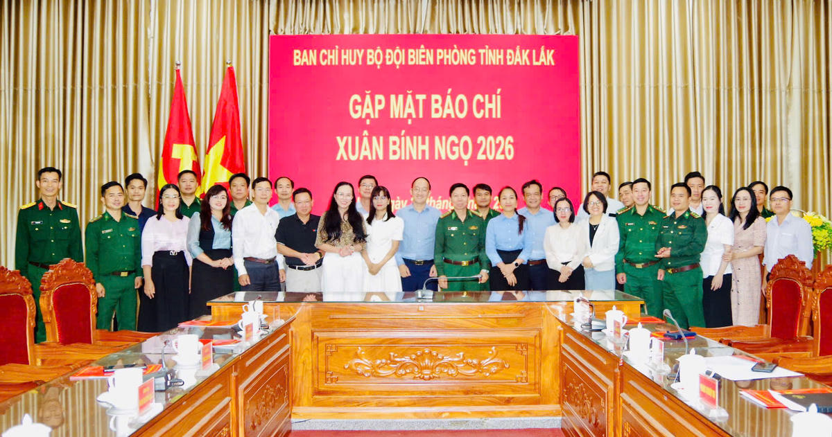 Các đại biểu chụp ảnh lưu niệm. Ảnh:TN.