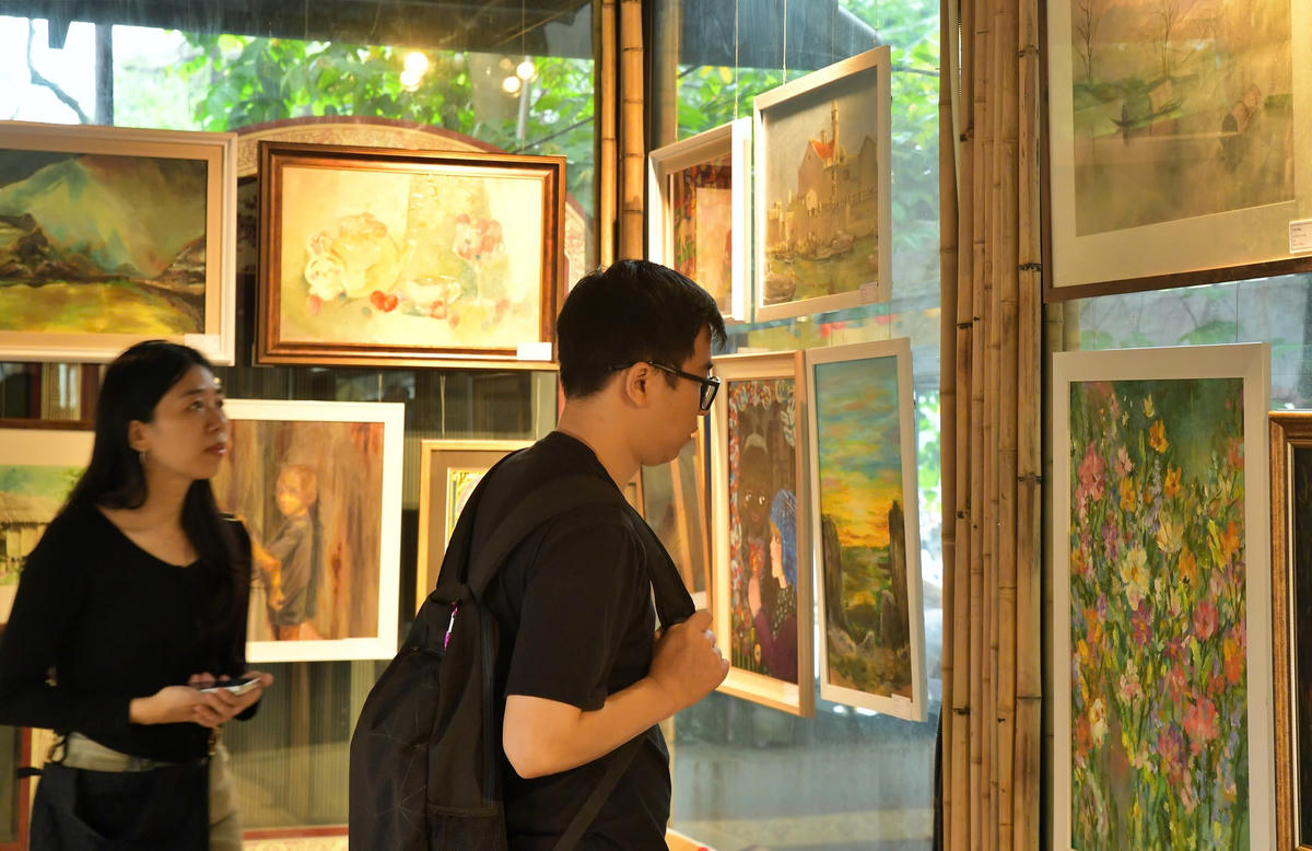 Các bạn trẻ tham quan không gian trưng bày những tác phẩm của sinh viên trường&nbsp;Trường Cao đẳng Nghệ thuật Hà Nội.