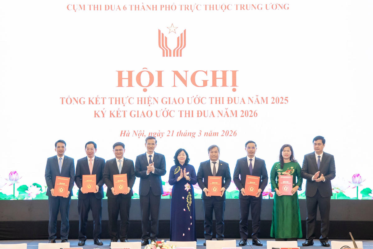 Chủ tịch Ủy ban Trung ương MTTQ Việt Nam - Phó Chủ tịch Hội đồng Thi đua khen thưởng Trung ương Bùi Thị Minh Hoài;&nbsp;Thứ trưởng Bộ Nội vụ Cao Huy chúc mừng đại diện cac thành phố tại lễ ký kết giao ước thi đua 2026. Ảnh: Quang Vinh