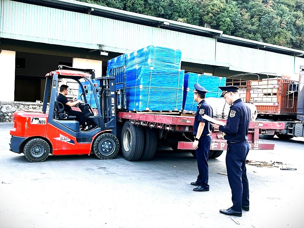 Hình thức xử phạt mới trong sở hữu công nghiệp giúp lực lượng hải quan rút ngắn quy trình xử lý ngay tại cửa khẩu. ẢNH: K.H.

