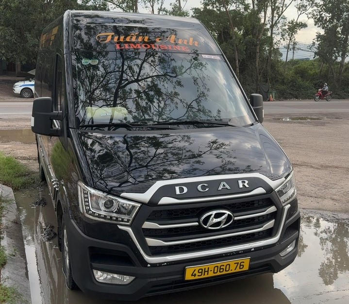 Xe ô tô khách BKS: 49H-060.76 vi phạm giao thông bị. Ảnh: Đình Sang.