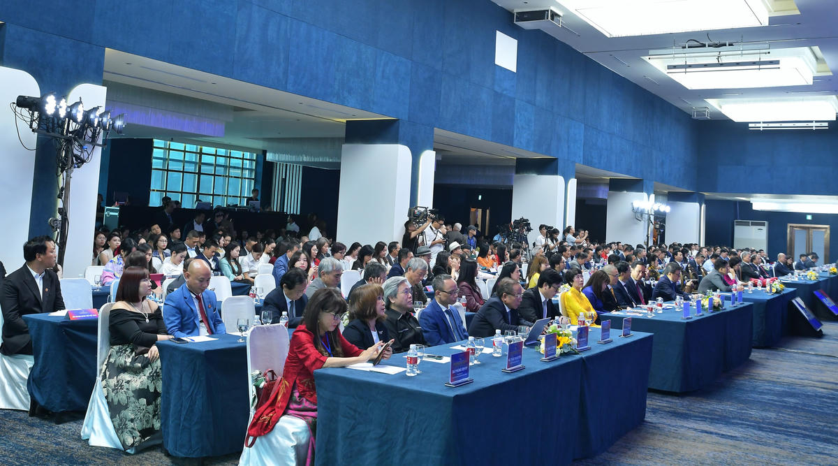 Diễn đàn có sự tham dự của gần 800 đại biểu gồm lãnh đạo Đảng, Nhà nước, các bộ ngành, tập đoàn kinh tế, cộng đồng doanh nghiệp, chuyên gia.