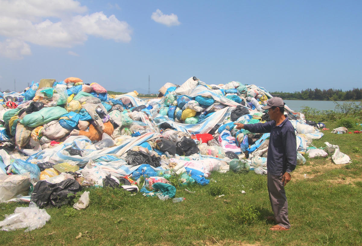 Người dân thôn Mỹ Phước, xã Nam Phước bức xúc rác thải tập kết gây ô nhiễm. Ảnh: Chí Đại.