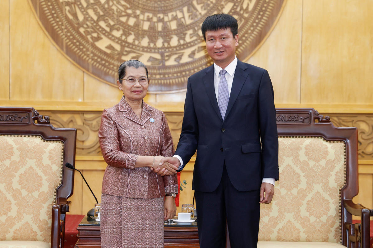 Bí thư Tỉnh ủy Ninh Bình&nbsp;Trần Huy Tuấn và&nbsp;bà Men Sam An - Phó Chủ tịch Đảng Nhân dân Campuchia, Chủ tịch Hội đồng Quốc gia Mặt trận Đoàn kết Phát triển Tổ quốc Campuchia, Chủ tịch Hội Hữu nghị Campuchia - Việt Nam. Ảnh: Quang Vinh.