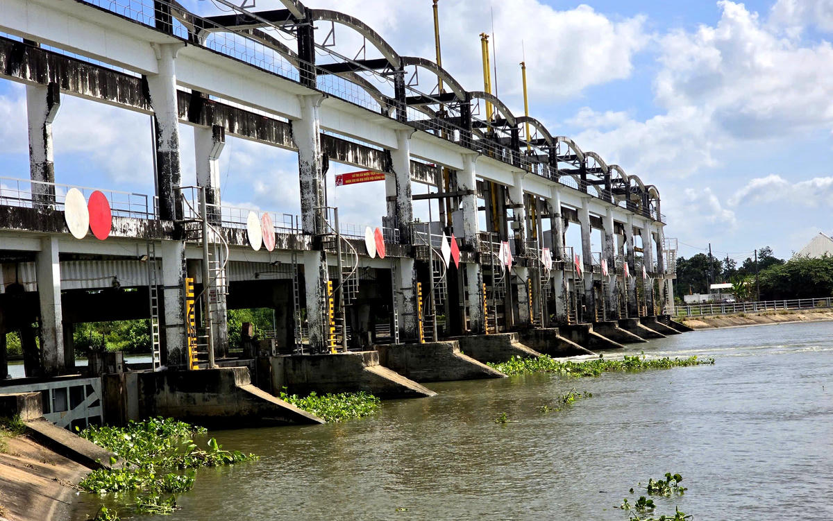 Hệ thống cống ngăn mặn điều tiết nước mặn, ngọt tại xã Nhị Long, tỉnh Vĩnh Long. Ảnh. BTP