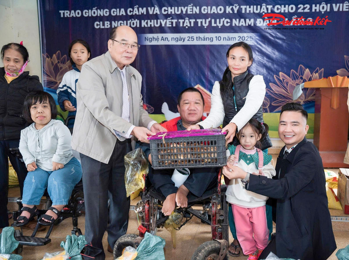 Ông Hoàng&nbsp;Nguyễn Trọng Dũng - Tổng Giám đốc công ty CP Đầu tư và Thương mại Hoàng Gia Phát (Hoàng Gia Phát Group) trao giống gia cầm và chuyển giao kỹ thuật cho các hội viên CLB người khuyết tật tự lực Nam Đàn. Ảnh: MrD