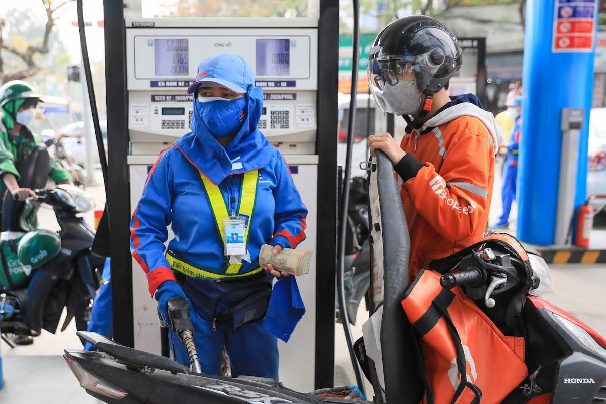 Người dân cần sử dụng năng lượng tiết kiệm, hiệu quả trong bối cảnh giá xăng dầu leo thang. Ảnh: Quang Vinh.