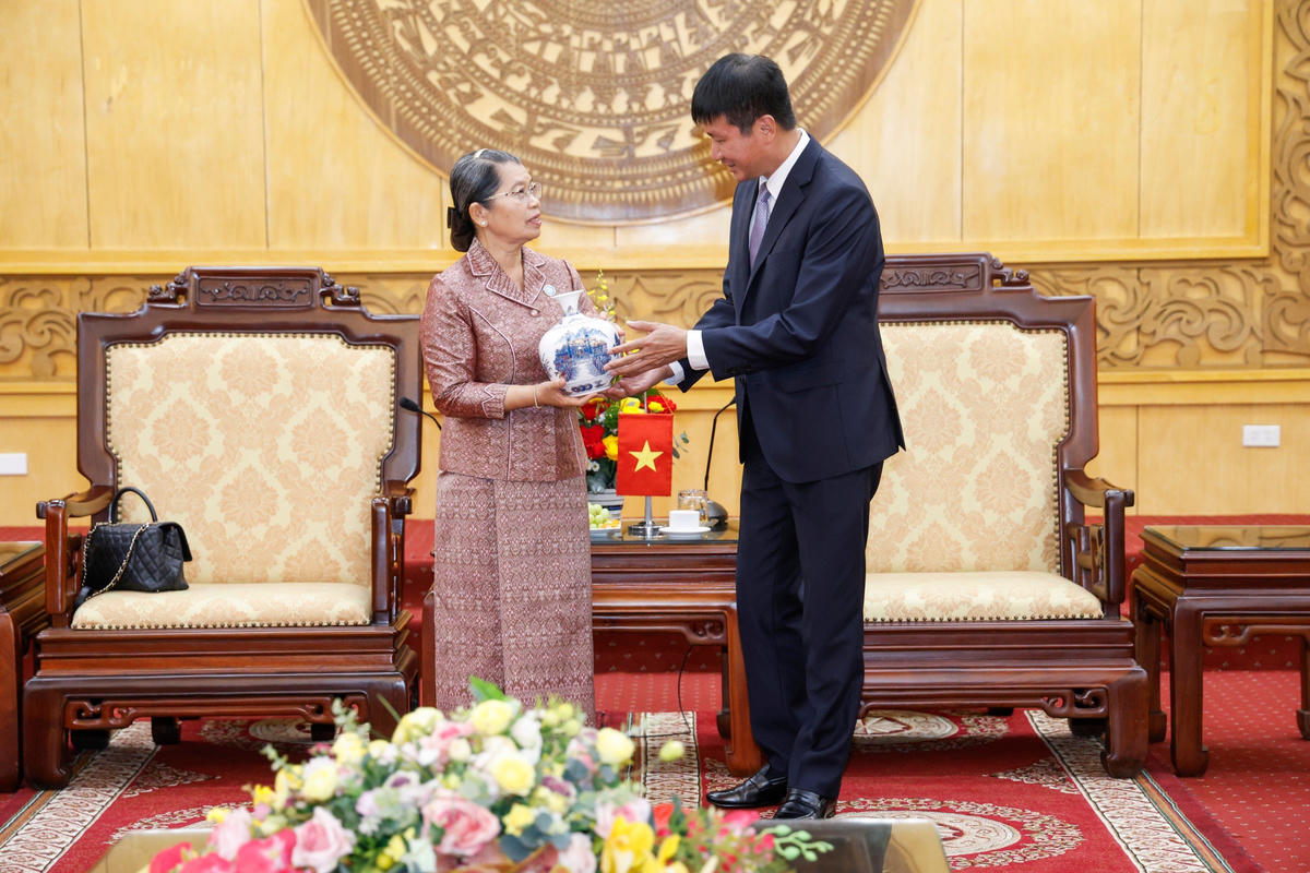 Bí thư Tỉnh ủy Ninh Bình Trần Huy Tuấn tặng quà lưu niệm cho bà Men Sam An và Đoàn đại biểu cấp cao Hội đồng Quốc gia Mặt trận Đoàn kết Phát triển Tổ quốc Campuchia. Ảnh: Quang Vinh. 