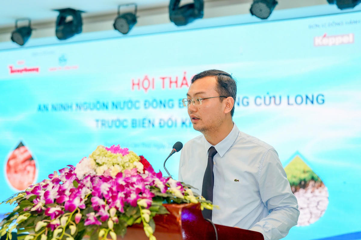 Nhà báo Nguyễn Ngọc Tiến - Phó Tổng Biên tập Báo Tiền Phong thông tin tại hội thảo.&nbsp;