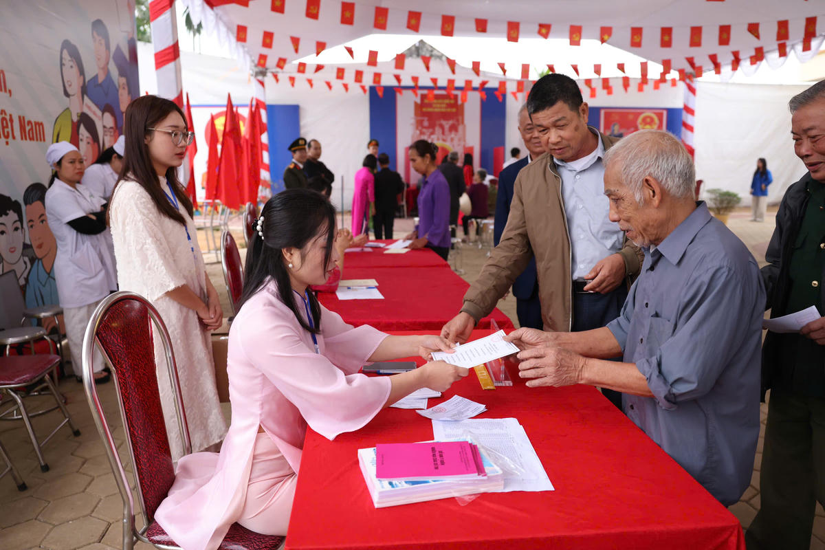 Cử tri xã Minh Châu, TP Hà Nội đi bầu cử đại biểu Quốc hội khóa XVI và đại biểu HĐND các cấp nhiệm kỳ 2026-2031. Ảnh: Quang Vinh.