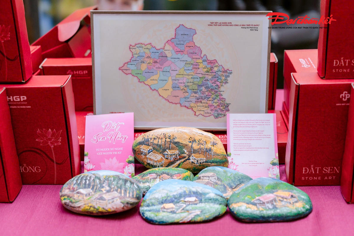 Hoàng Gia Phát Group thực hiện chương trình như “Viên đá Mường Lống” trong chuỗi “Phù Sa – Rẻo cao – Hạt cải niềm tin” nhằm gây quỹ xây dựng sân chơi, lồng ghép giáo dục kỹ năng sống, an toàn giao thông cho trẻ em vùng cao. Ảnh: MrD