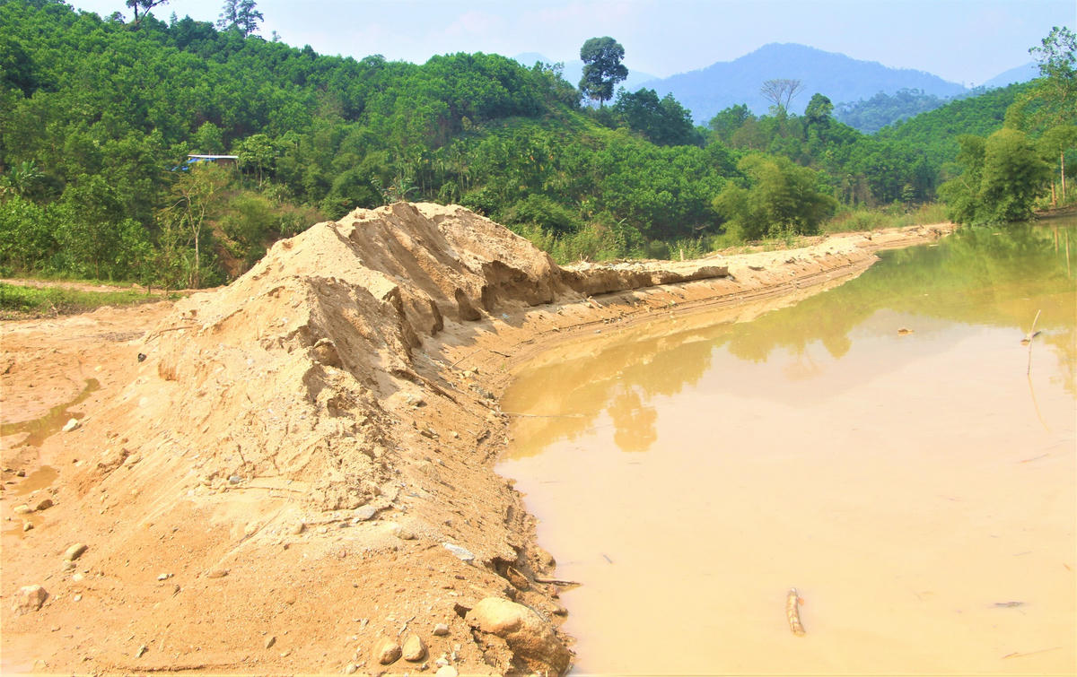 Một điểm khai thác cát trái phép tại khu vực sông Nước Xa, đoạn qua xã Trà Tân (TP Đà Nẵng). Ảnh: Tấn Thành.