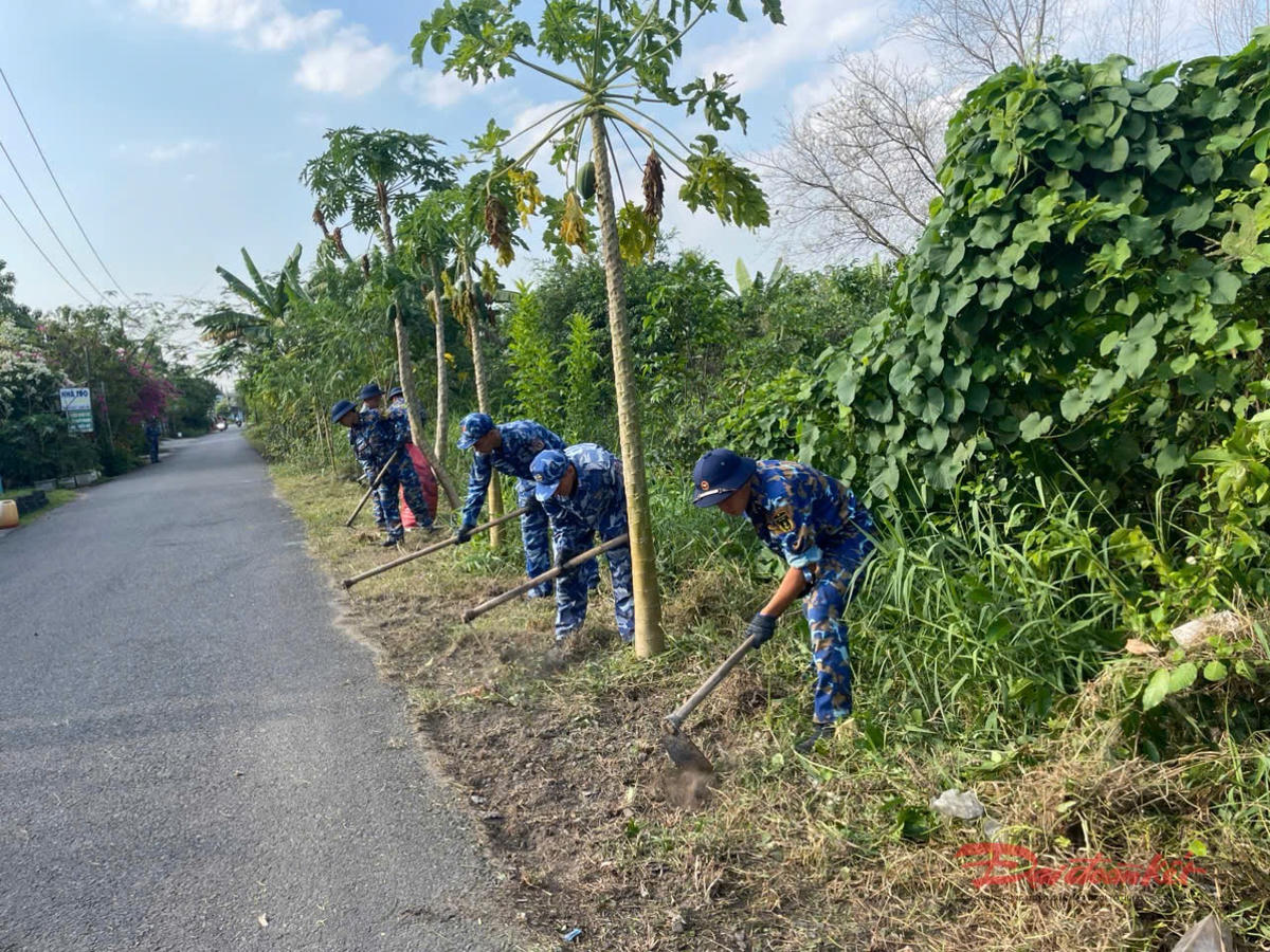 Cán bộ, chiến sĩ Cảnh sát biển tham gia Chủ nhật Xanh tại xã Đại Phước, tỉnh Đồng Nai. Ảnh: Đoàn Trinh sát số 2.