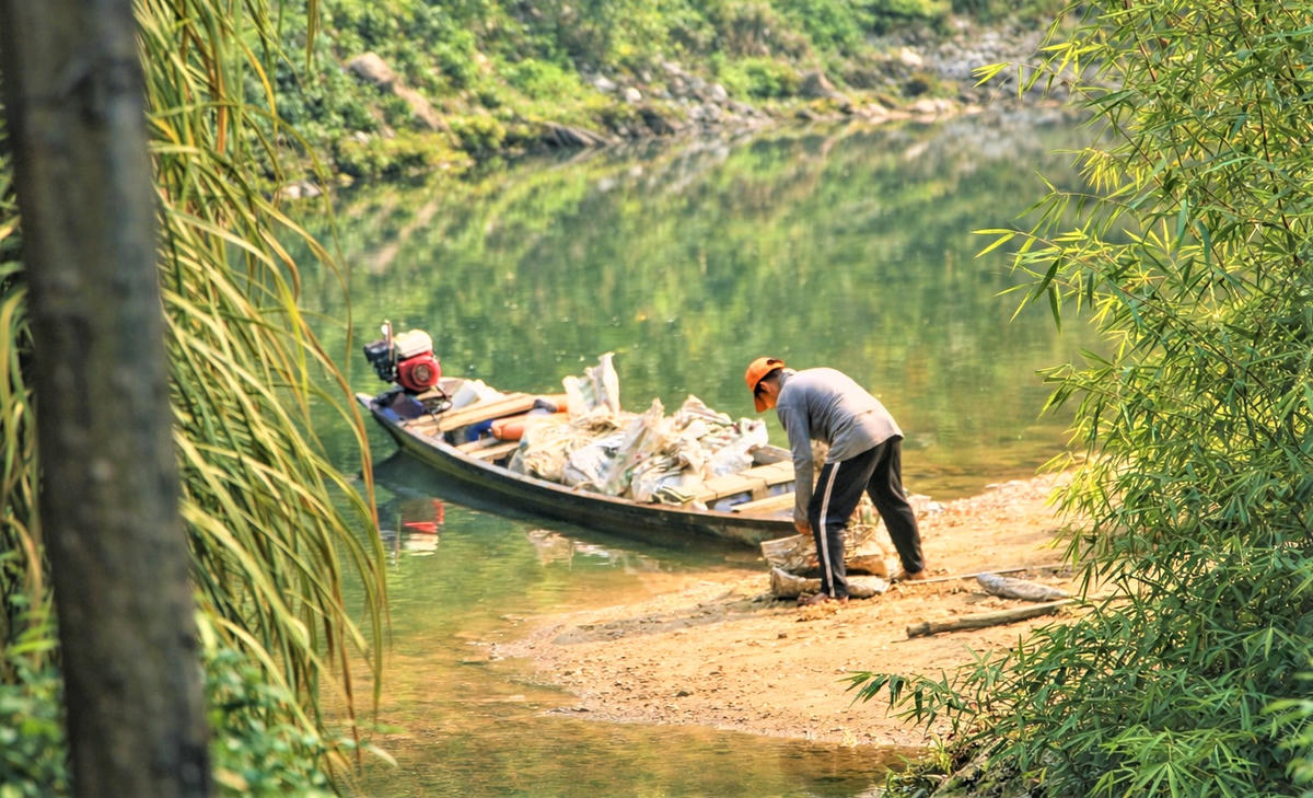 Người dân khai thác cát trái phép trên sông Nước Xa. Ảnh: Chí Đại.