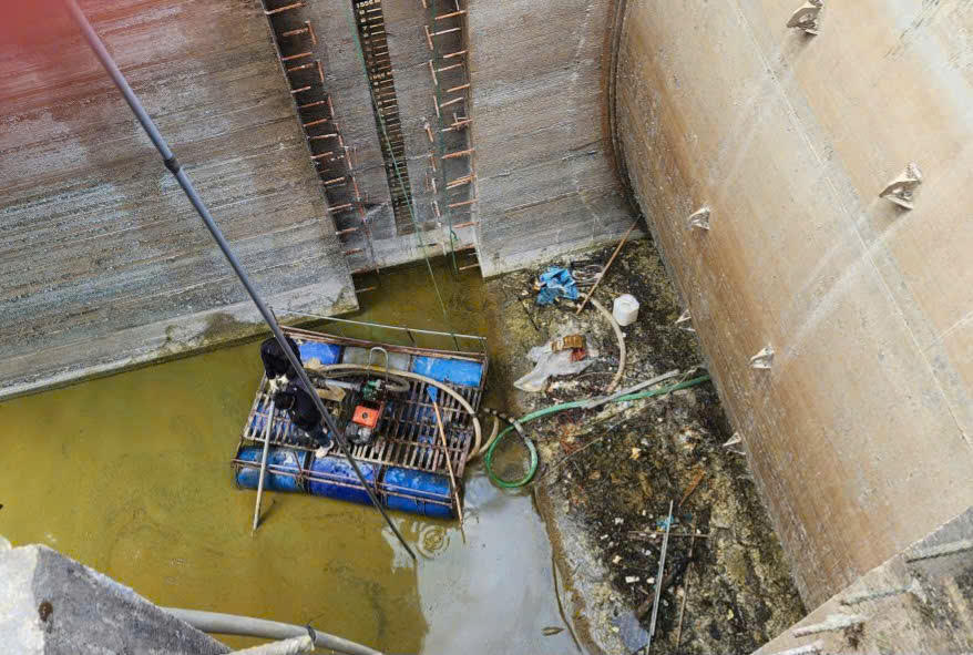 Đến ngày 21/3, Công ty TNHH Đầu tư điện lực Việt Trung bắt đầu sử dụng xe bùn và máy để hút những váng bẩn trên mặt hồ. Dự kiến, đến ngày 30/3, việc hút váng sẽ hoàn thành. Ảnh: Qúy Hùng.