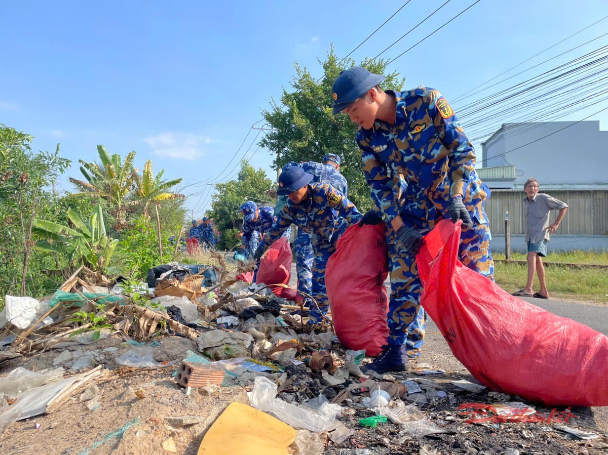 Cảnh sát biển tham gia 'Ngày Chủ nhật Xanh' ở tỉnh Đồng Nai