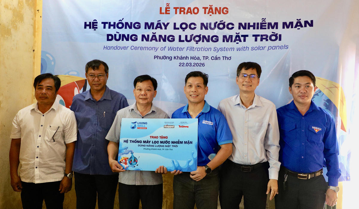 Lãnh đạo UBND phường Khánh Hoà tiếp nhận hệ thống máy lọc nước. Ảnh: N.H