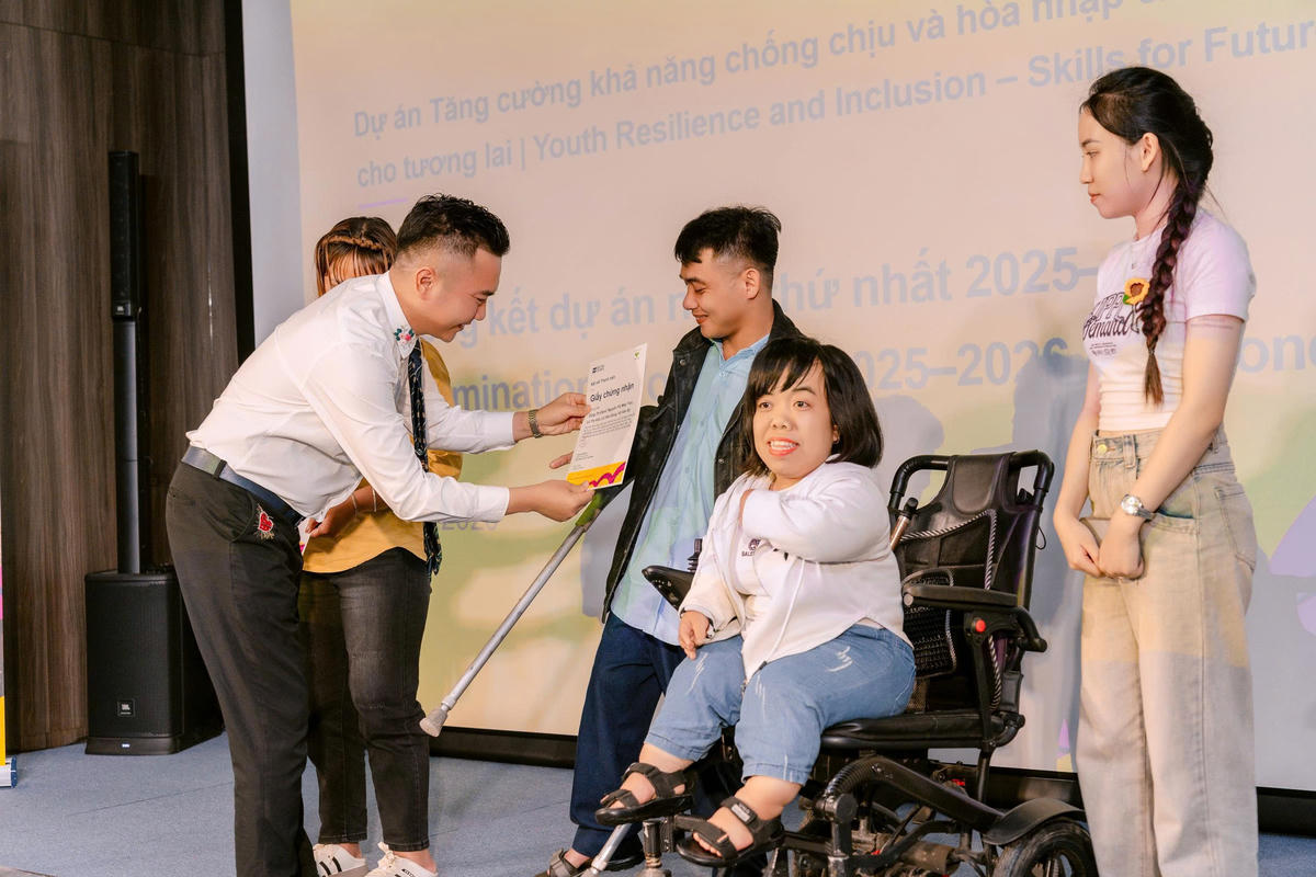 Ông Hoàng Nguyễn Trọng Dũng -&nbsp;Tổng Giám đốc công ty CP Đầu tư và Thương mại Hoàng Gia Phát (Hoàng Gia Phát Group) trao giấy chứng nhận cho các học viên năm thứ nhất. Ảnh: MrD