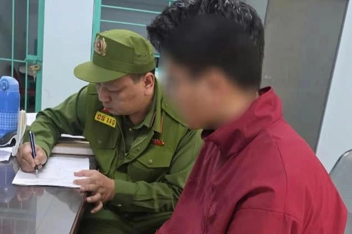 Đối tượng T.Đ.H (SN 2006, quê Ninh Bình) tại cơ quan công an.