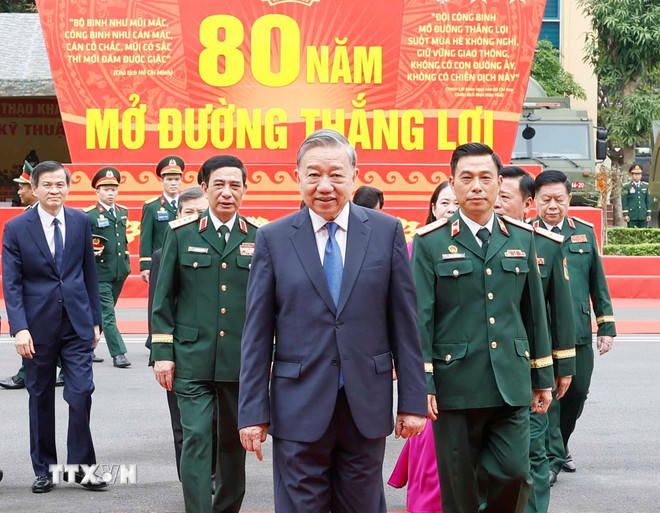 Tổng Bí thư Tô Lâm và các đại biểu đến dự Lễ kỷ niệm 80 năm Ngày thành lập Binh chủng Công binh. (Ảnh: Thống Nhất/TTXVN).