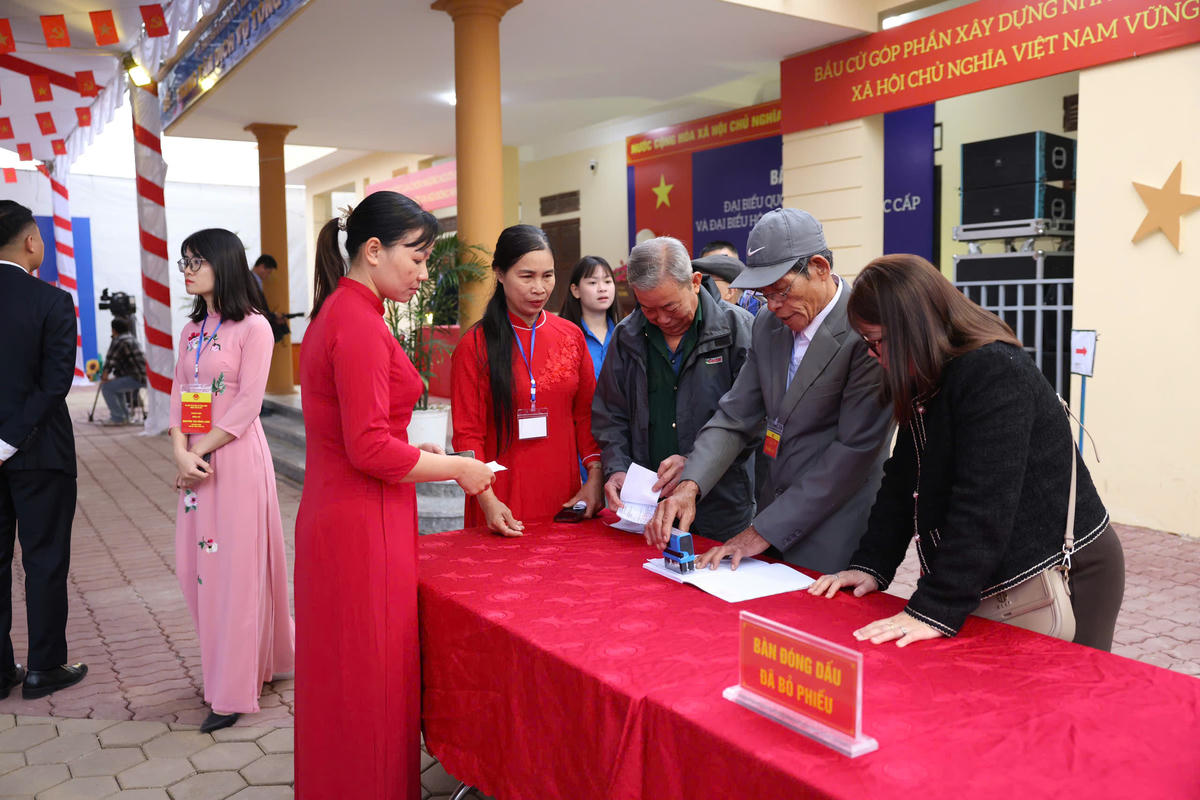 Cử tri TP Hà Nội trong ngày hội non sông. Ảnh: Quang Vinh.