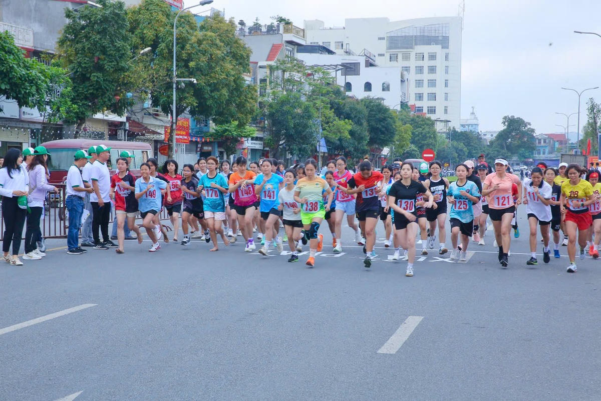 Hơn 4.000 người tham dự ngày chạy Olympic tại Ninh Bình. Ảnh: Tuấn Vũ