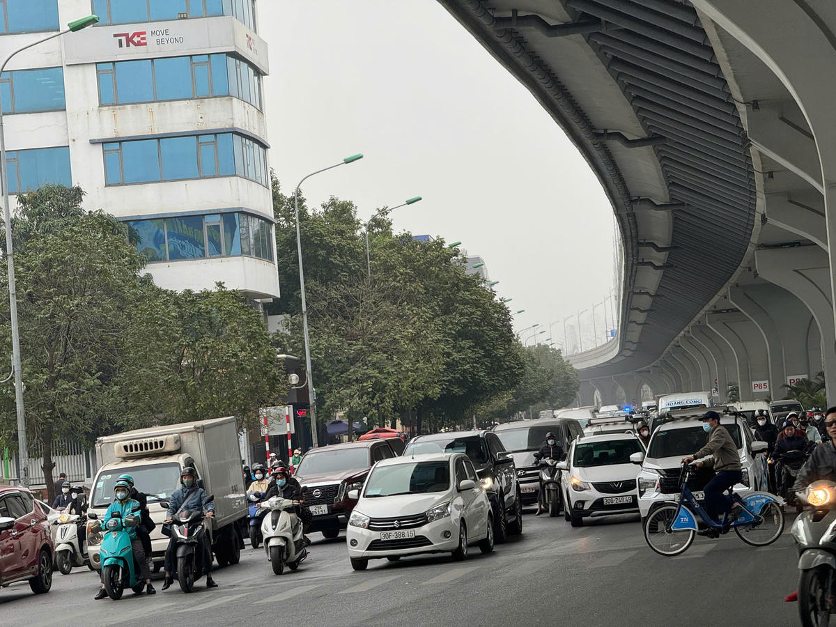 Hà Nội cần tập trung phát triển vận tải hành khách công cộng; mở rộng không gian đi bộ, xe đạp. Ảnh: Thư Hoàng.