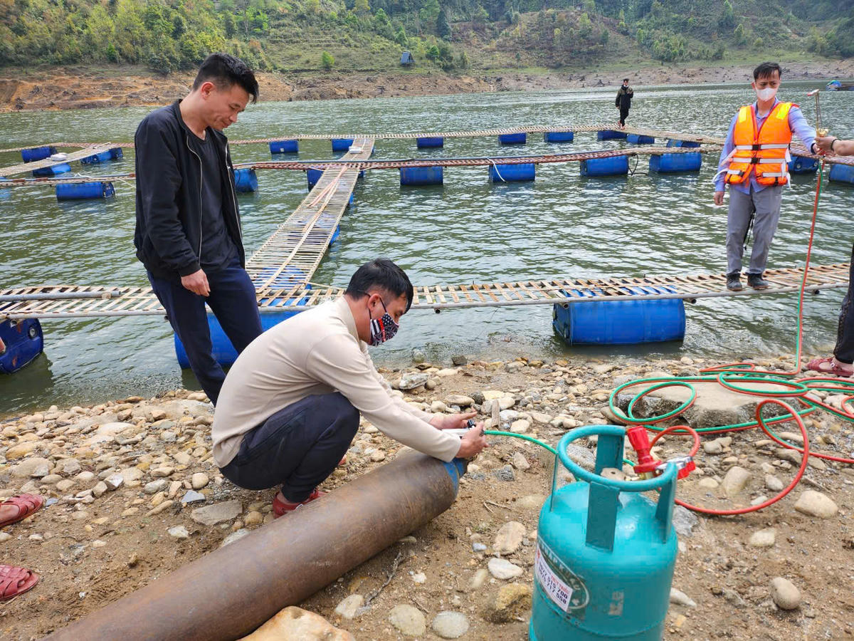 Ngay từ sáng, Công ty cổ phần Cá tầm - Cá hồi Sa Pa đã huy động nhiều nhân công, trang thiết bị phục vụ cho việc tháo dỡ lồng bè. Ảnh: Qúy Hùng.
