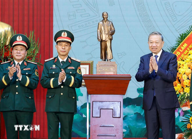 Tổng Bí thư Tô Lâm tặng bức tượng Chủ tịch Hồ Chí Minh cho Binh chủng Công binh. (Ảnh: Thống Nhất/TTXVN).