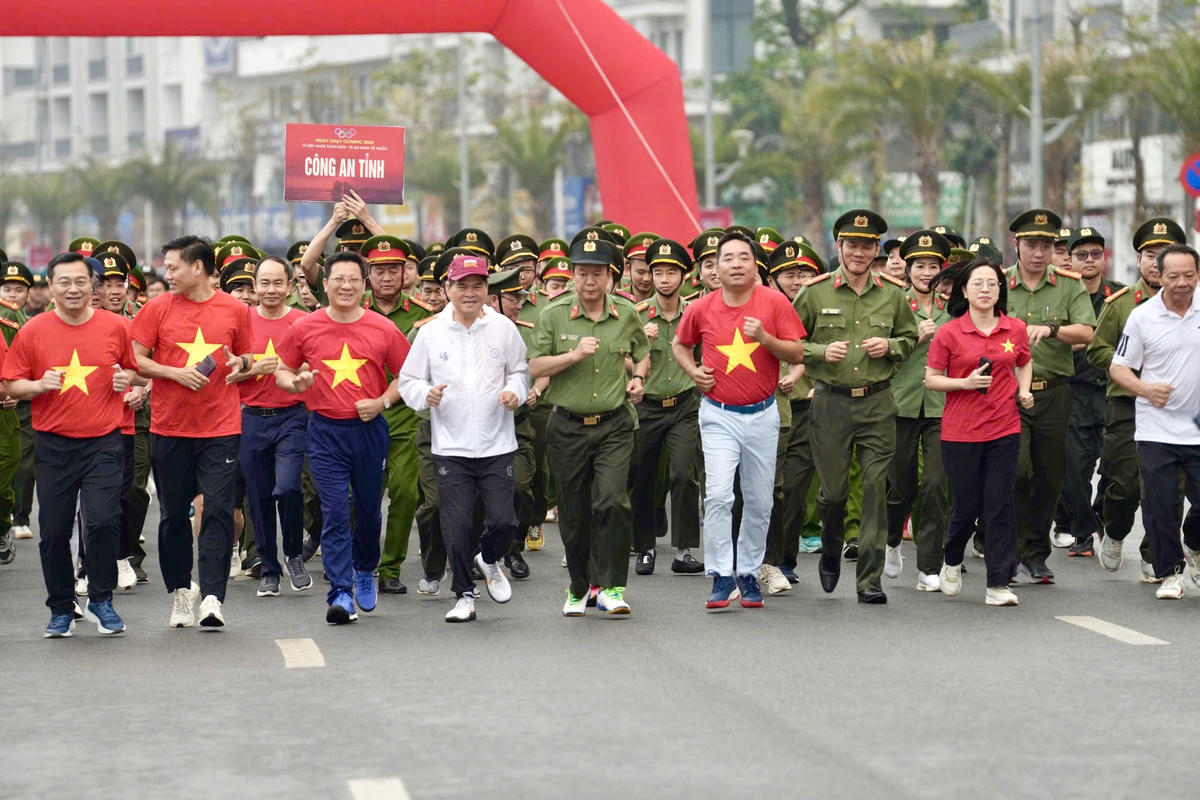 Chủ tịch UBND tỉnh Quảng Ninh Bùi Văn Khắng bày tỏ mong muốn mỗi cán bộ, đảng viên, chiến sĩ, đoàn viên, hội viên,&nbsp;người dân Quảng Ninh sẽ là một hạt nhân tích cực trong phong trào thể dục thể thao, cùng nhau vun đắp một xã hội khỏe về thể chất, mạnh về tinh thần, giàu ý chí vươn lên, góp phần thực hiện thắng lợi các mục tiêu phát triển kinh tế - xã hội, xây dựng tỉnh Quảng Ninh ngày càng giàu đẹp, văn minh, hiện đại.
