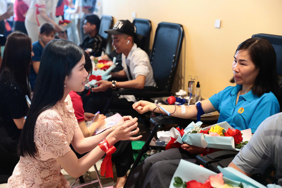 Tình nguyện viên&nbsp;tham gia hiến máu tại chương trình “Chủ nhật Đỏ - Giọt hồng cội Việt” 2026