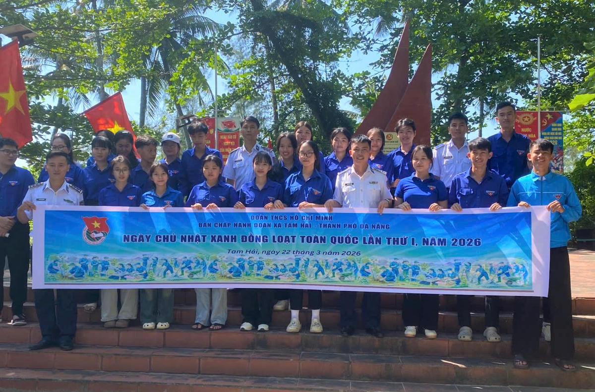 Đoàn cơ sở Hải đoàn 21 phối hợp với Đoàn xã Tam Hải chụp ảnh lưu niệm. Ảnh: CV.. 