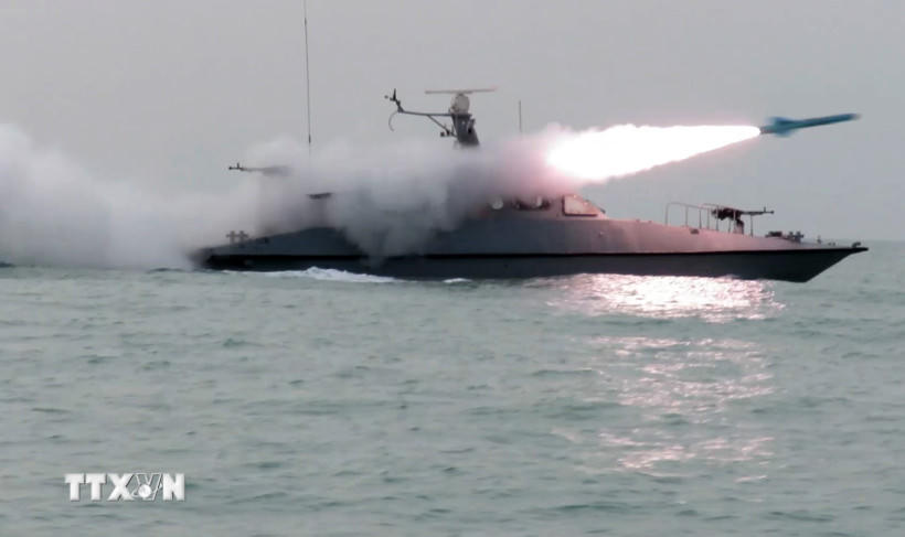 Hải quân Iran tham gia tập trận tại eo biển Hormuz ngày 16/2. (Ảnh: Anadolu Agency/TTXVN).